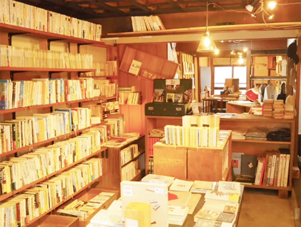 町家をリノベーションした「たてよこ書店」の写真。