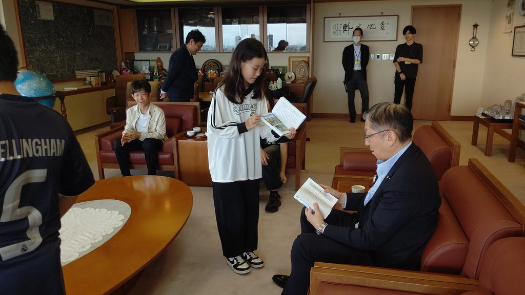 『不登校だから輝ける！』を手に取り、「楽しそうだね。早速、読みます」と小美濃市長。
