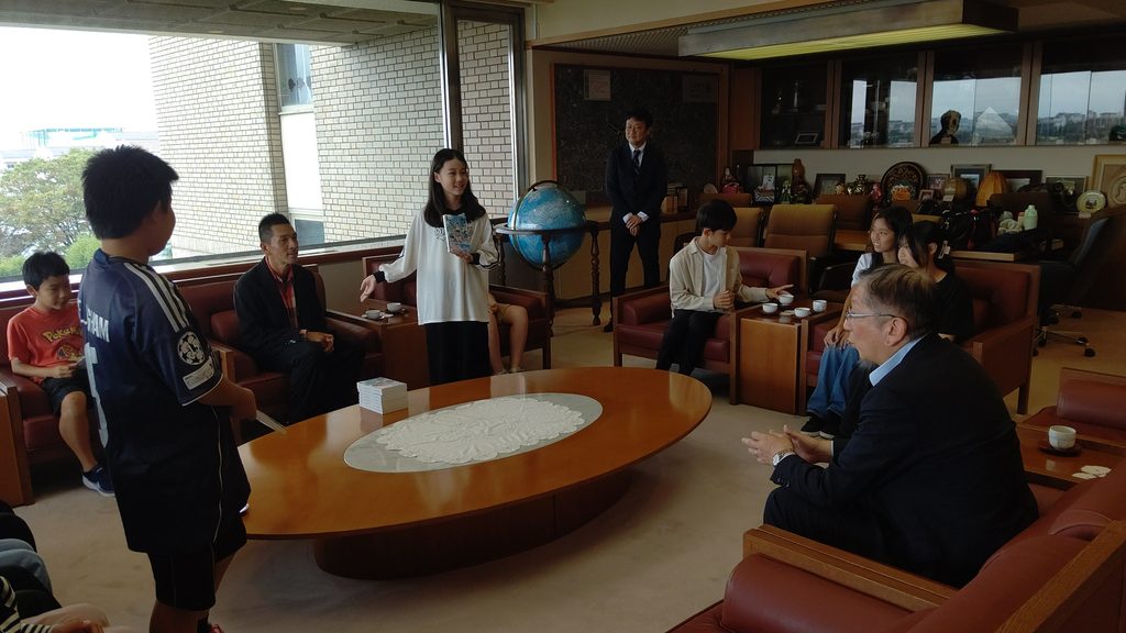 校長が書いた本だと誇らしげに紹介する場面