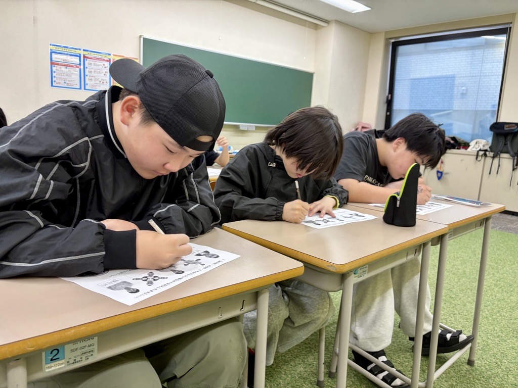 花まるエレメンタリースクールでの授業場面